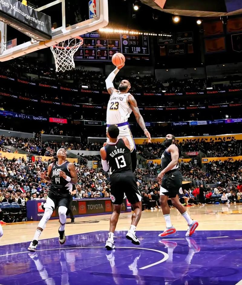 NBA2K11扣篮技巧教学:3个按键组合轻松触发暴力隔扣-2 NBA2K11扣篮技巧教学:3个按键组合轻松触发暴力隔扣-2