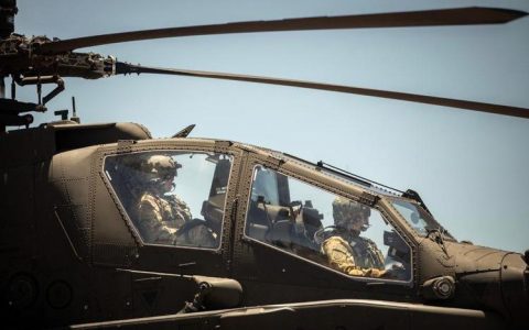 阿帕奇空中突击操作教程：5分钟掌握悬停与火箭弹精准打击技巧