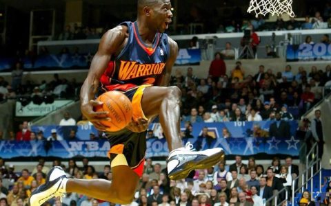 NBA2K11扣篮技巧教学：3个按键组合轻松触发暴力隔扣